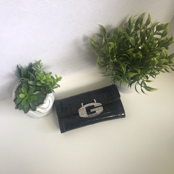 Guess wallet in used condition. Still has lots of life in it - Picture 2 of 3